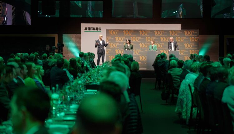 Partners kick off anniversary celebrations: Hundreds of enthusiastic guests listened intently to moderator Kai Spitzl's Q&A session with Juliane Hehl, Renate Keinath and Michael Hehl (from left).