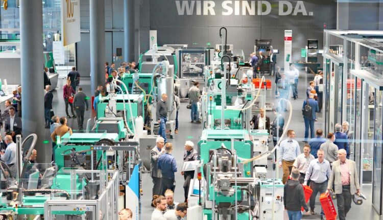 5,700 customers from 53 nations came to the Arburg Anniversary Days at the "think tank" in Lossburg, from 8 to 11 March 2023. The first port of call was the Customer Center (picture 187907) with numerous exhibits and exciting applications in injection moulding and 3D printing.