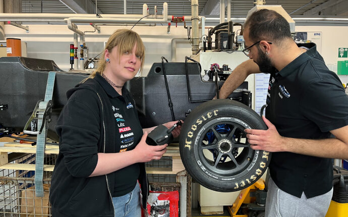 Prospective engineers from the FaSTDa team assemble the cooling system in NORMA Group's prototype construction.