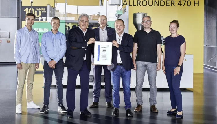 Proud of the ISO 27001 certificate for information security: Jürgen Boll (middle), Managing Director Finance, Controlling and IT, Andreas Dümmler (3rd from left), Divisional Manager Information Systems, Rolf Steinwandt (5th from left), Head of IT Systems and Networks, and the team comprising Lukas Broghammer, Björn Burkhardt, Andreas Barth and data protection officer Patricia Klumpp (from the left).