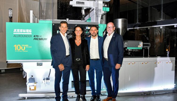 Celebrating "100 years of the Hehl family company" together in Querétaro: Managing Partner Juliane Hehl and Technical Director Guido Frohnhaus (right) from the parent company with Managing Director Guillermo Fasterling (left) and Sales Manager Edgar Calderón from Arburg Mexico.